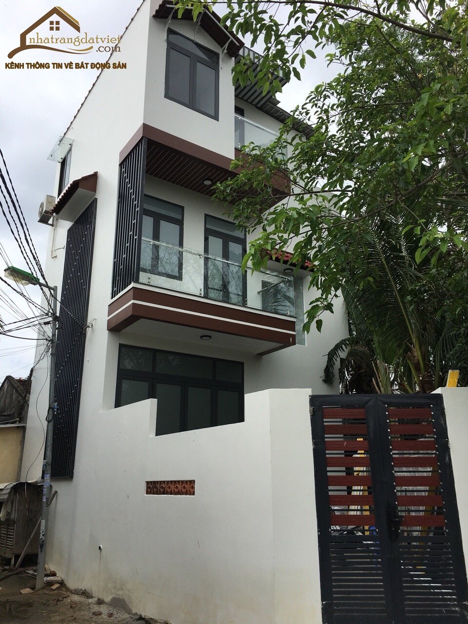 Bán nhà 3 tầng mới, đẹp hẻm đường 23/10 nha trang, gần nhà hàng đập nước nha trang