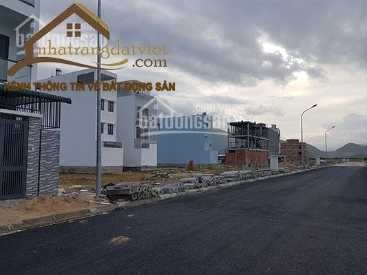 Bán lô góc 2 mặt tiền, vị trí đẹp. Giá bán hấp dẫn