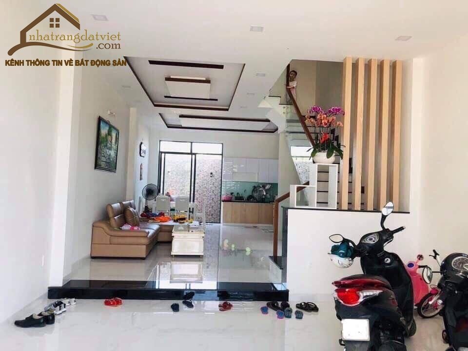 Bán nhà 3 tầng KĐT VCN Phước Long - Cách công viên chỉ vài buớc chân, gần đuờng số 4