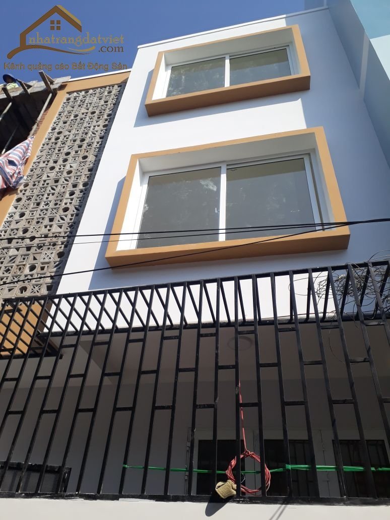 Bán nhà đẹp hẻm ô tô đường  2/4 gần chợ Vĩnh Hải Nha Trang