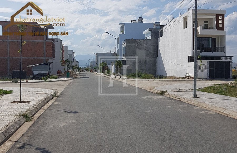 Bán lô 80m2 mặt tiền đường 13m, sổ đỏ chính chủ.