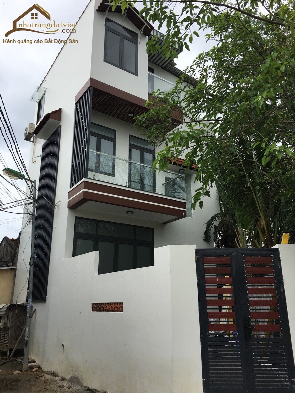 Nhà 3 tầng hiện đại hẻm đường 23/10 nha trang, gần nhà hàng đập nước cần bán giá tốt