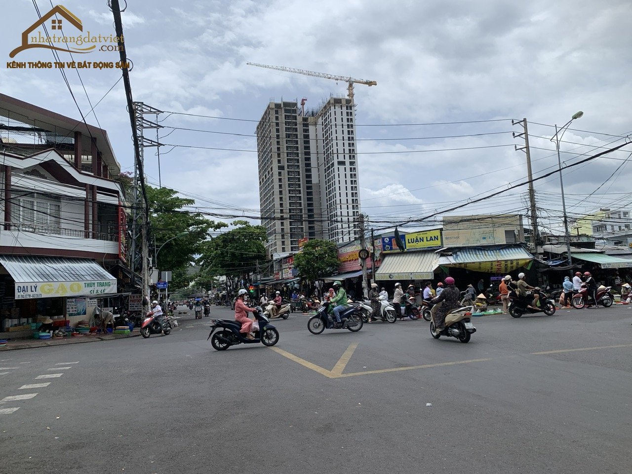 HẠ GIÁ còn (84 triệu/m2). Vị trí mặt tiền đường Dã Tượng ngay trung tâm chợ Bình Tân