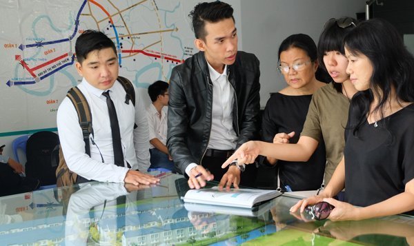 BĐS cuối năm: Có nên chờ giá giảm mới "xuống tiền"?